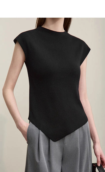 Schwarzes Stricktop mit Mock Neck, kurzarm und asymmetrischem Saum, schmal geschnitten