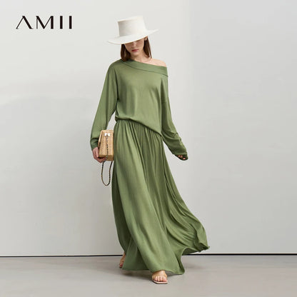 Olivgrünes Maxikleid aus Wollstrick mit langem Arm, gerafftem Taillenbund und weitem Rock