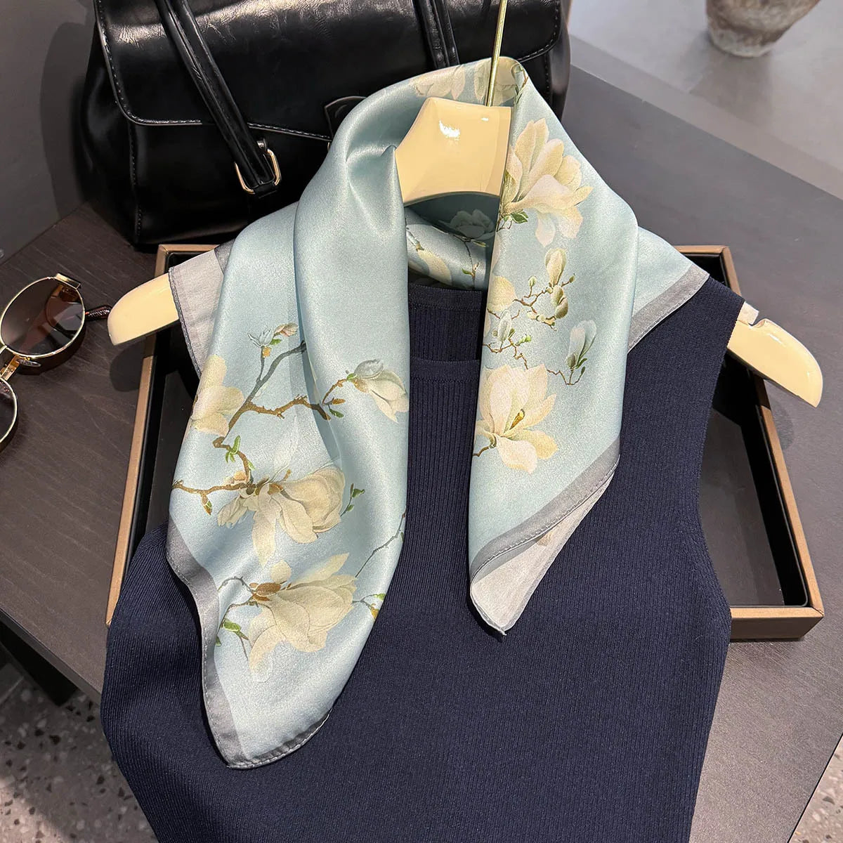 Damen Seidensatin Schal 53cm quadratisch bedruckt Hijab Bandana Halstuch Luxus B