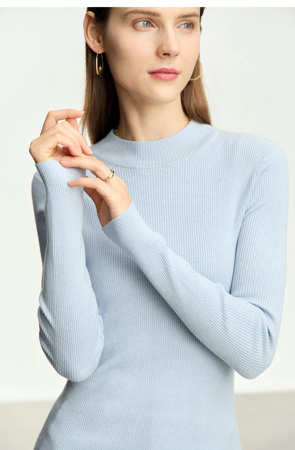 Hellblauer Damenpullover mit Rollkragen, lange Ärmel, feiner gerippter Strick