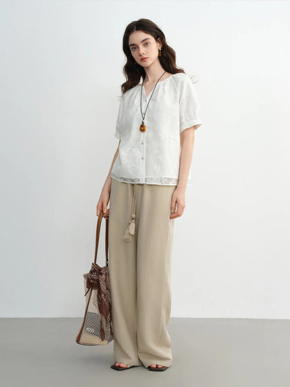 Kurzärmeliges Damen-T-Shirt im minimalistischen Stil mit Stickerei – vielseitig und modisch für den Sommer.