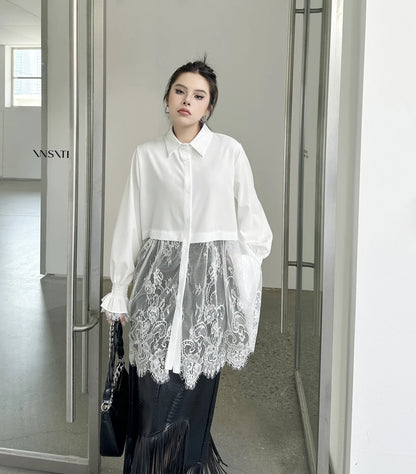 Elegantes Damen-Minikleid mit Rundhalsausschnitt, langen Ärmeln und Schnürung im Patchwork-Design – figurbetont und stilvoll.