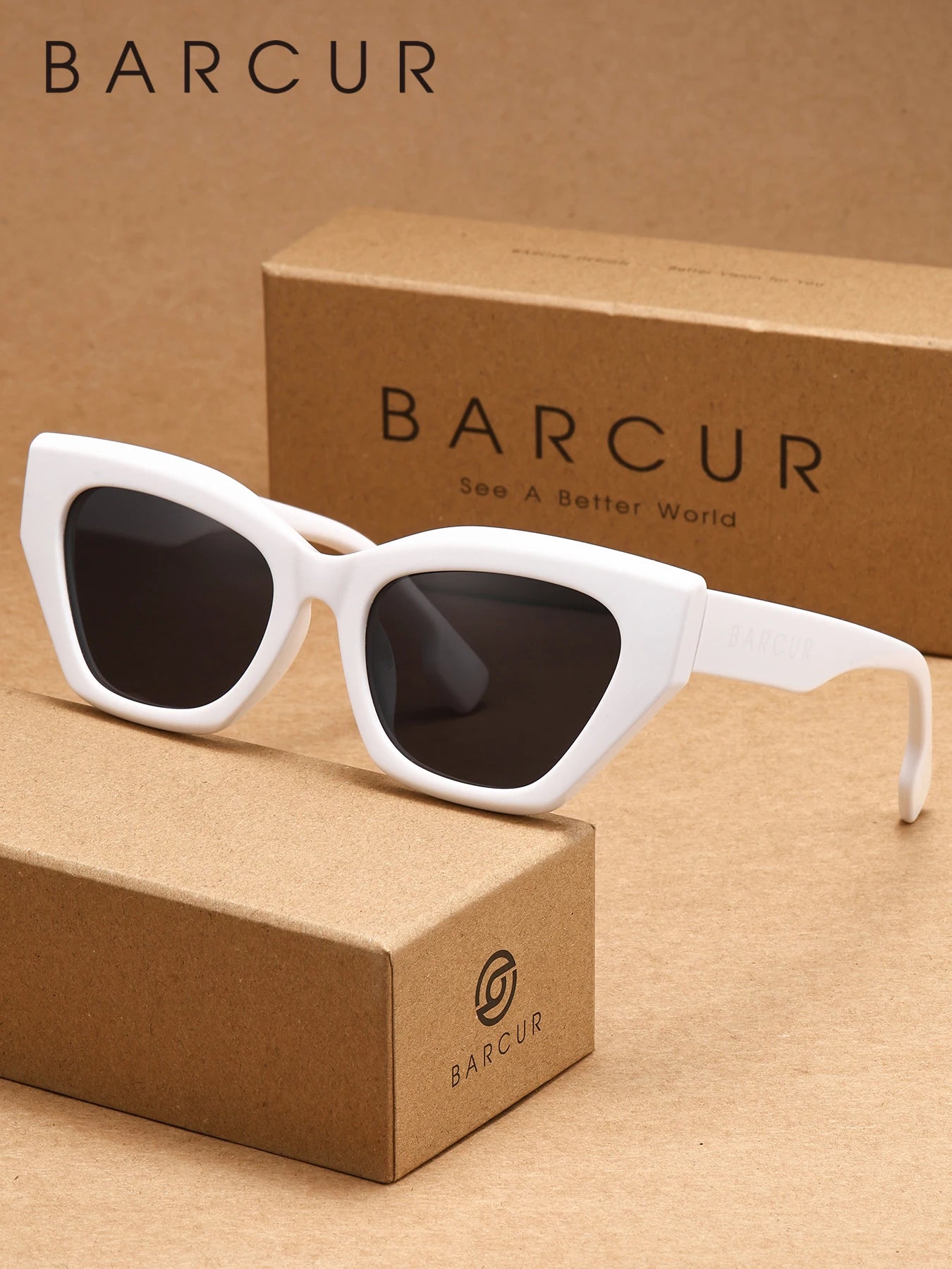 Katzenaugen-Sonnenbrille mit weißem Gestell und dunklen Gläsern