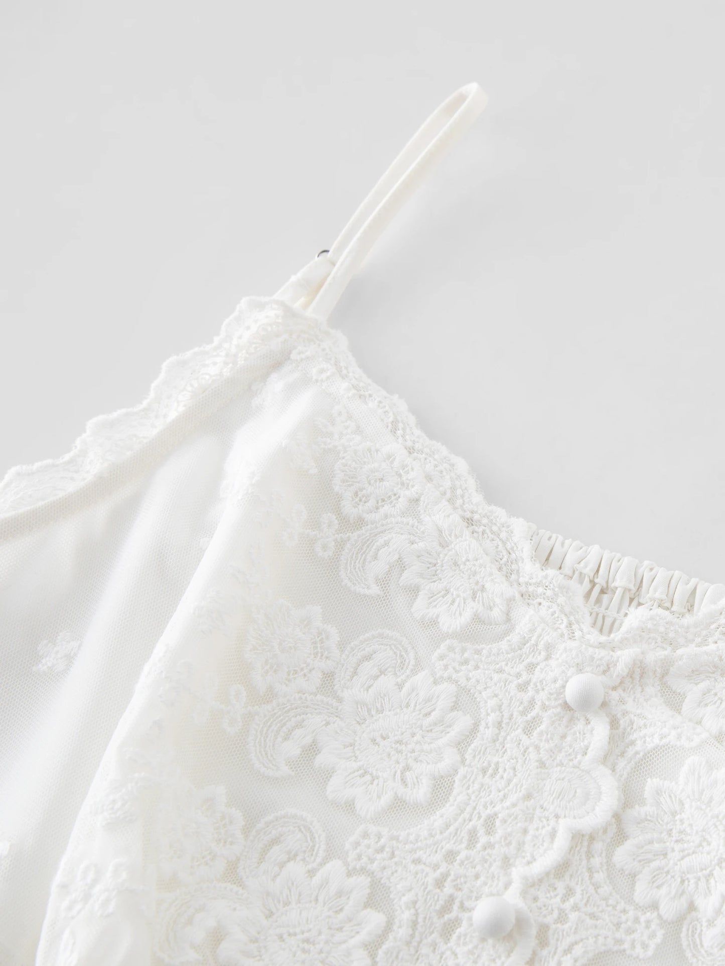 Kurzarm-Bluse mit Umlegekragen und Knopfleiste in blau-weißem Streifenmuster aus 100% Baumwolle – figurbetontes Design für den Sommer