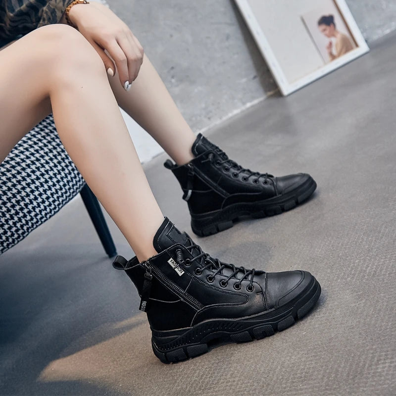 Schwarze Damensneaker-Boots mit Schnürung, seitlichem Reißverschluss und flacher Profilsohle