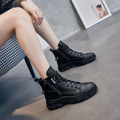 Schwarze Damensneaker-Boots mit Schnürung, seitlichem Reißverschluss und flacher Profilsohle