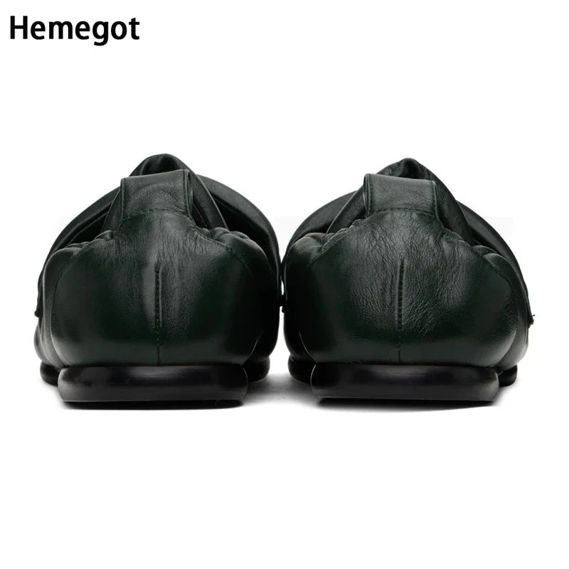 Herren-Loafer aus dunklem Leder, Rückansicht mit gepolstertem Einstieg und flacher Sohle
