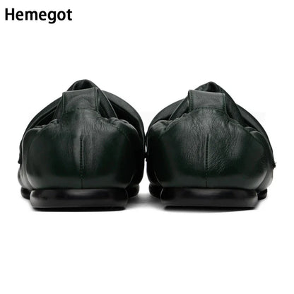 Herren-Loafer aus dunklem Leder, Rückansicht mit gepolstertem Einstieg und flacher Sohle