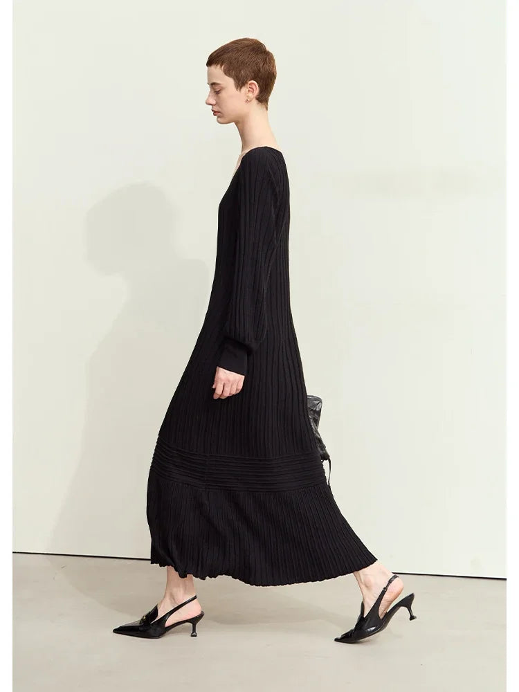 Schwarzes Damen-Strickkleid mit V-Ausschnitt, langen Ärmeln und geripptem Muster