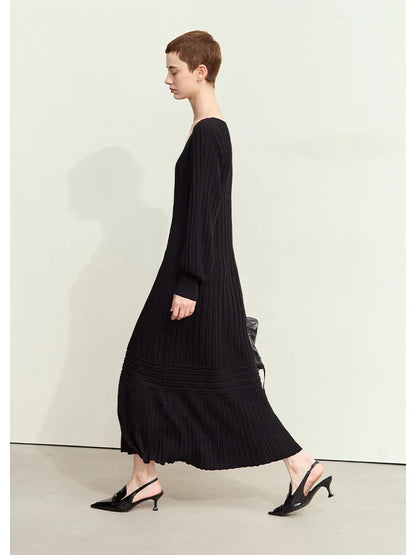 Schwarzes Damen-Strickkleid mit V-Ausschnitt, langen Ärmeln und geripptem Muster