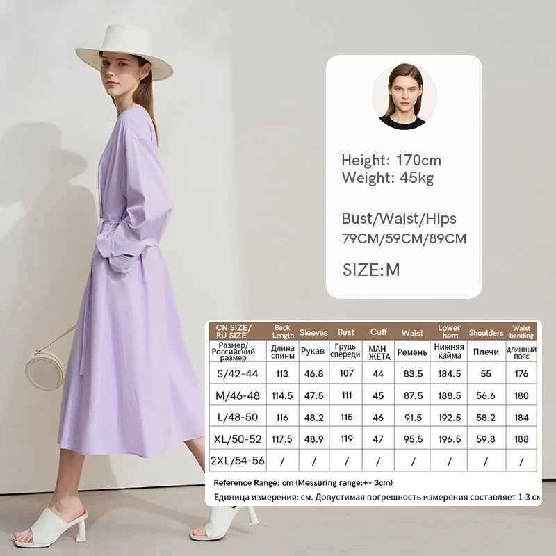 Lila Damenkleid mit V-Ausschnitt und Taillengürtel am Modell, seitliche Ansicht.