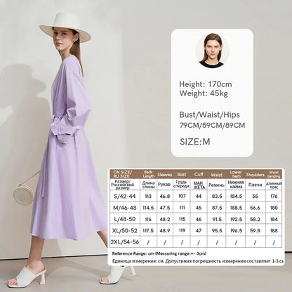 Lila Damenkleid mit V-Ausschnitt und Taillengürtel am Modell, seitliche Ansicht.