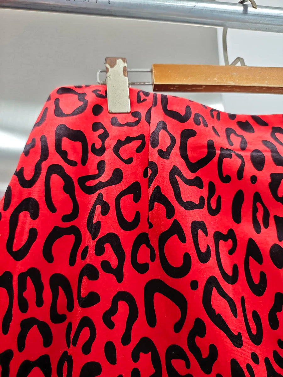Elegantes ärmelloses Damen-Kleid mit Halterneck und Patchwork-Falten-Design – figurbetont und stilvoll.