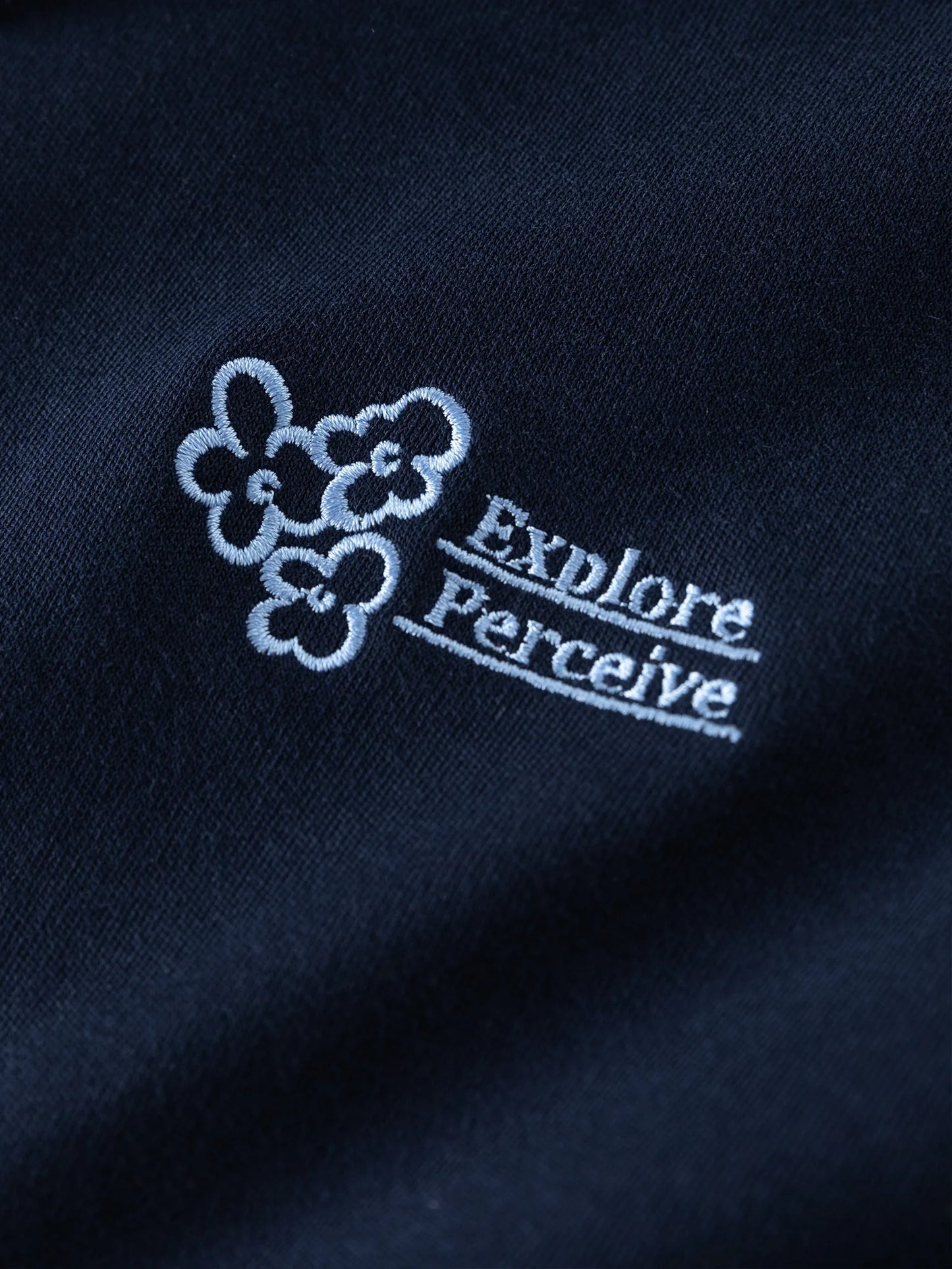 Elegante Damenbluse in Weiß mit schmaler Passform und langen Ärmeln – ideal fürs Büro.