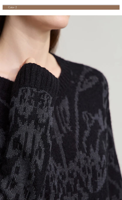 Detailansicht: schwarzer Strickpullover mit Jacquard-Muster im Bereich von Hals und Schulter
