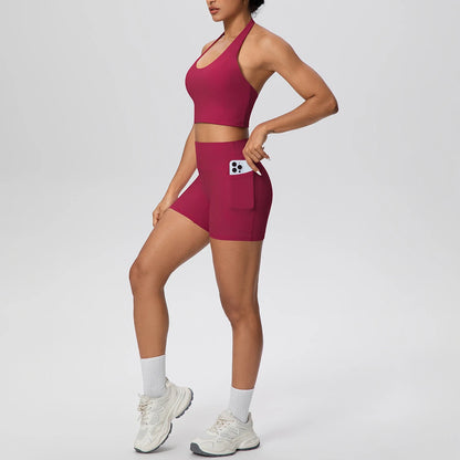 Rotes Yoga-Set mit Sport-BH und Shorts, seitliche Eingrifftasche
