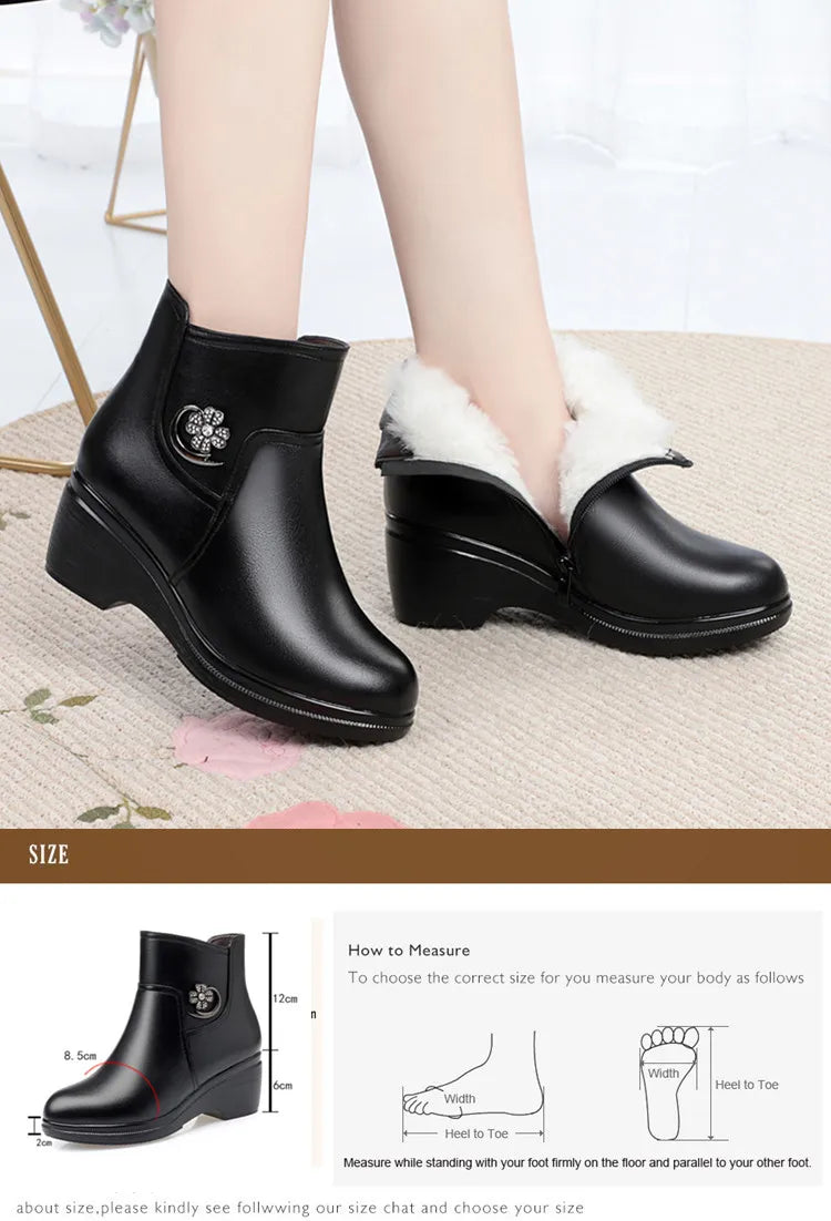 Damen-Winterstiefeletten aus schwarzem Leder mit dickem Plateauabsatz und Fellfutter