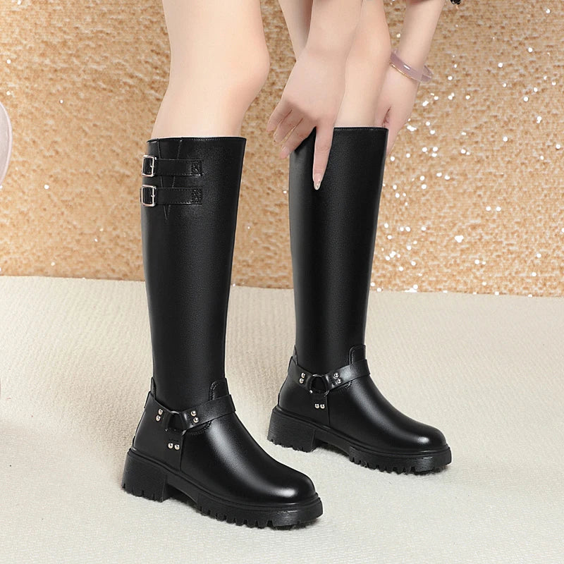 Schwarze Winterstiefel, lang mit Schnallendetails am Schaft und breitem Absatz