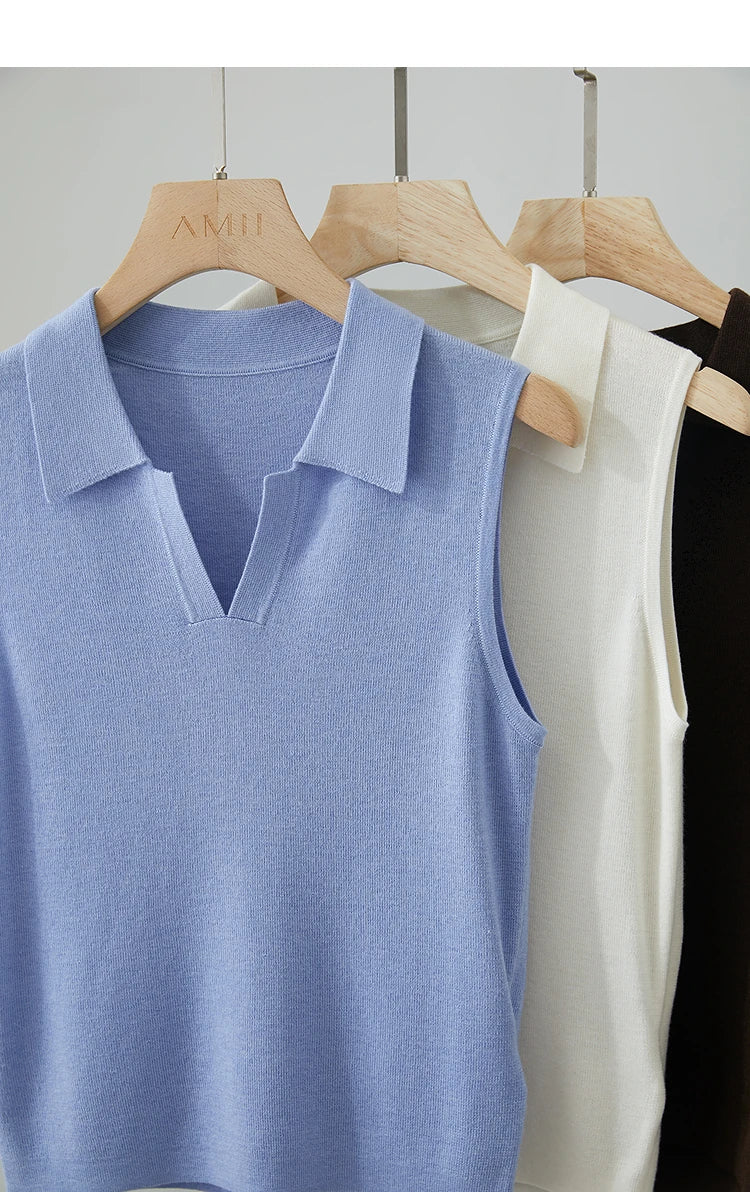 Ärmelloses Strickoberteil in Himmelblau, Creme und Dunkelbraun, am Kleiderbügel