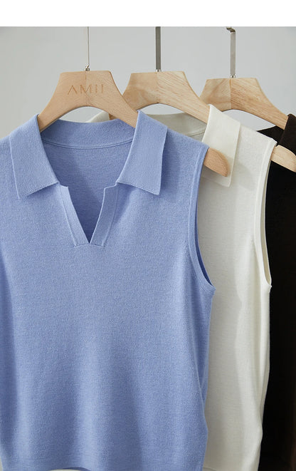 Ärmelloses Strickoberteil in Himmelblau, Creme und Dunkelbraun, am Kleiderbügel