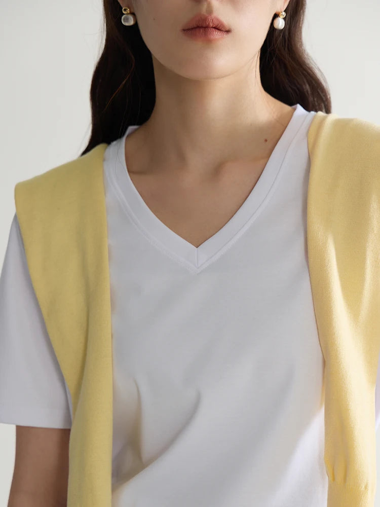 Ärmelloses Damen-Top in Übergröße mit Rückenausschnitt und Streifenmuster – Figurbetontes Design in Kontrastfarben.