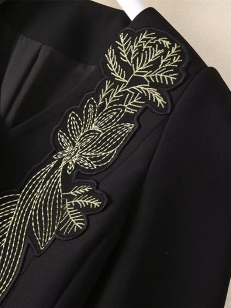 Lange Damenjacke mit Reverskragen und Reißverschluss im Patchwork-Design – ideal für einen minimalistischen, lässigen Look.