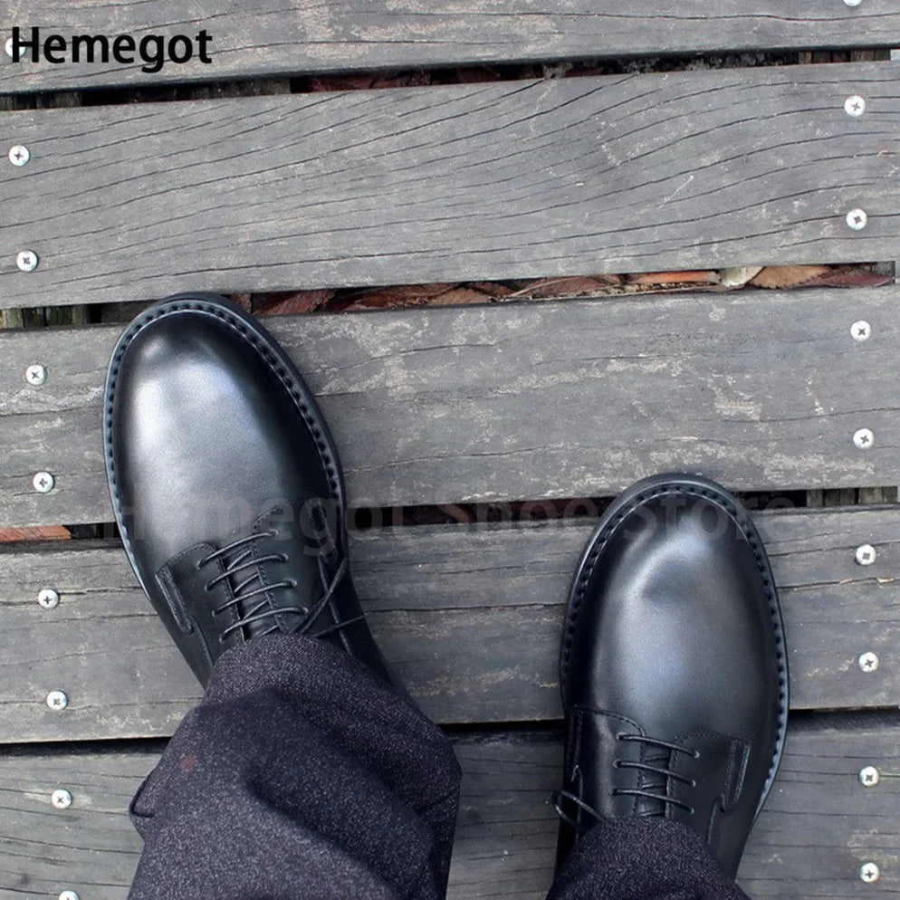 Schwarze Lederschuhe für Herren, Seitenansicht mit Schnürung und abgerundeter Kappe