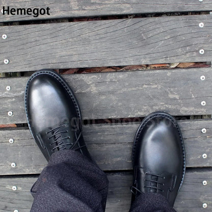 Schwarze Lederschuhe für Herren, Seitenansicht mit Schnürung und abgerundeter Kappe