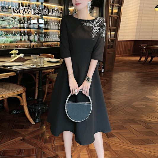 Elegantes Damenkleid mit quadratischem Ausschnitt, halblangen Ärmeln und Pailletten-Patchwork-Design – ideal für besondere Anlässe.