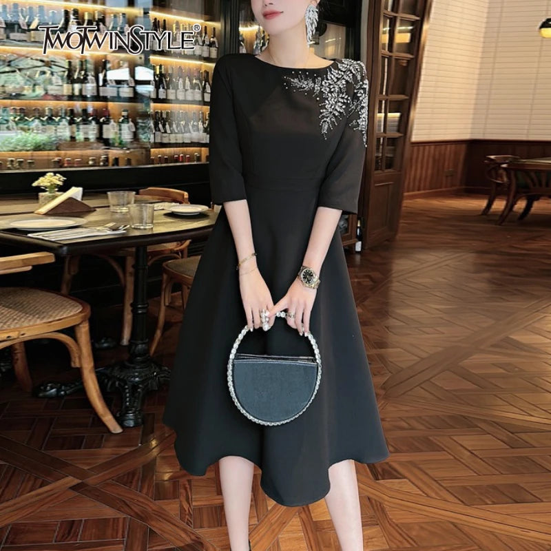 Elegantes Damenkleid mit quadratischem Ausschnitt, halblangen Ärmeln und Pailletten-Patchwork-Design – ideal für besondere Anlässe.
