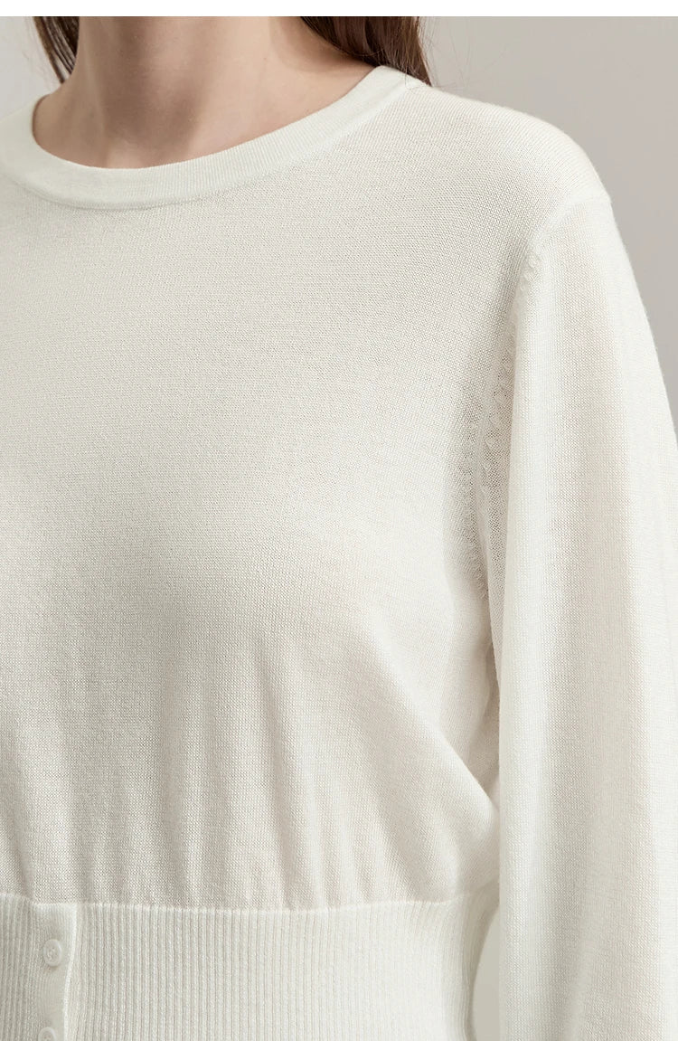 Nahaufnahme: Weißer Damenpullover mit Rundhalsausschnitt, feines Strickgewebe
