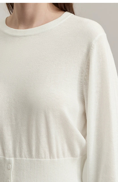 Nahaufnahme: Weißer Damenpullover mit Rundhalsausschnitt, feines Strickgewebe