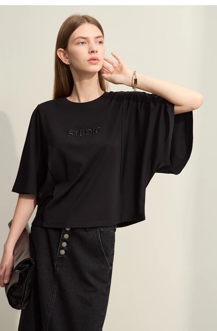 Damen T-Shirt mit elastischen Flare-Ärmeln und Perlen-Stickerei im minimalistischen Stil