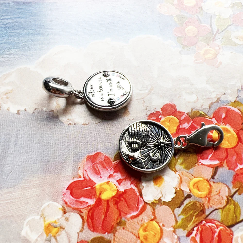 Zwei runde Silber-Charms mit Iglu-Motiv und Rückseiten-Gravur, mit Karabinerhaken