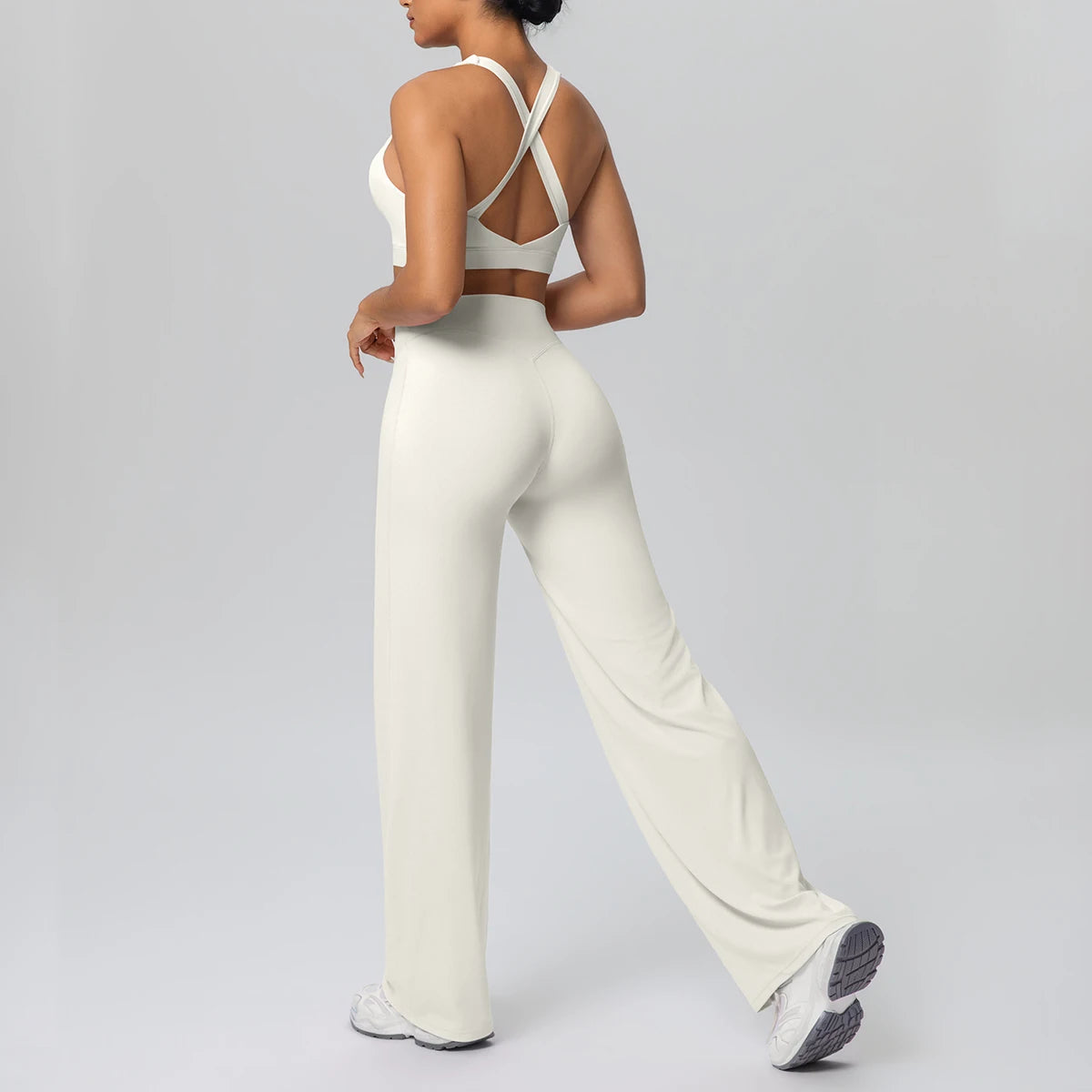 Athletik-Yoga-Set mit Brustpads in Hellbeige: Top mit Rückenkreuz und weite Hose
