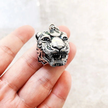 Tiger-Anhänger aus 925er Sterlingsilber, Kopfmotiv in der Hand gehalten