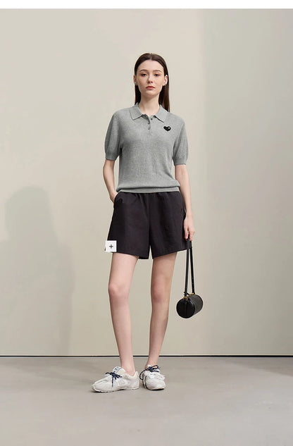 Heller grauer Damen-Strickpullover mit Polokragen, Halbverschluss und Kurzarm