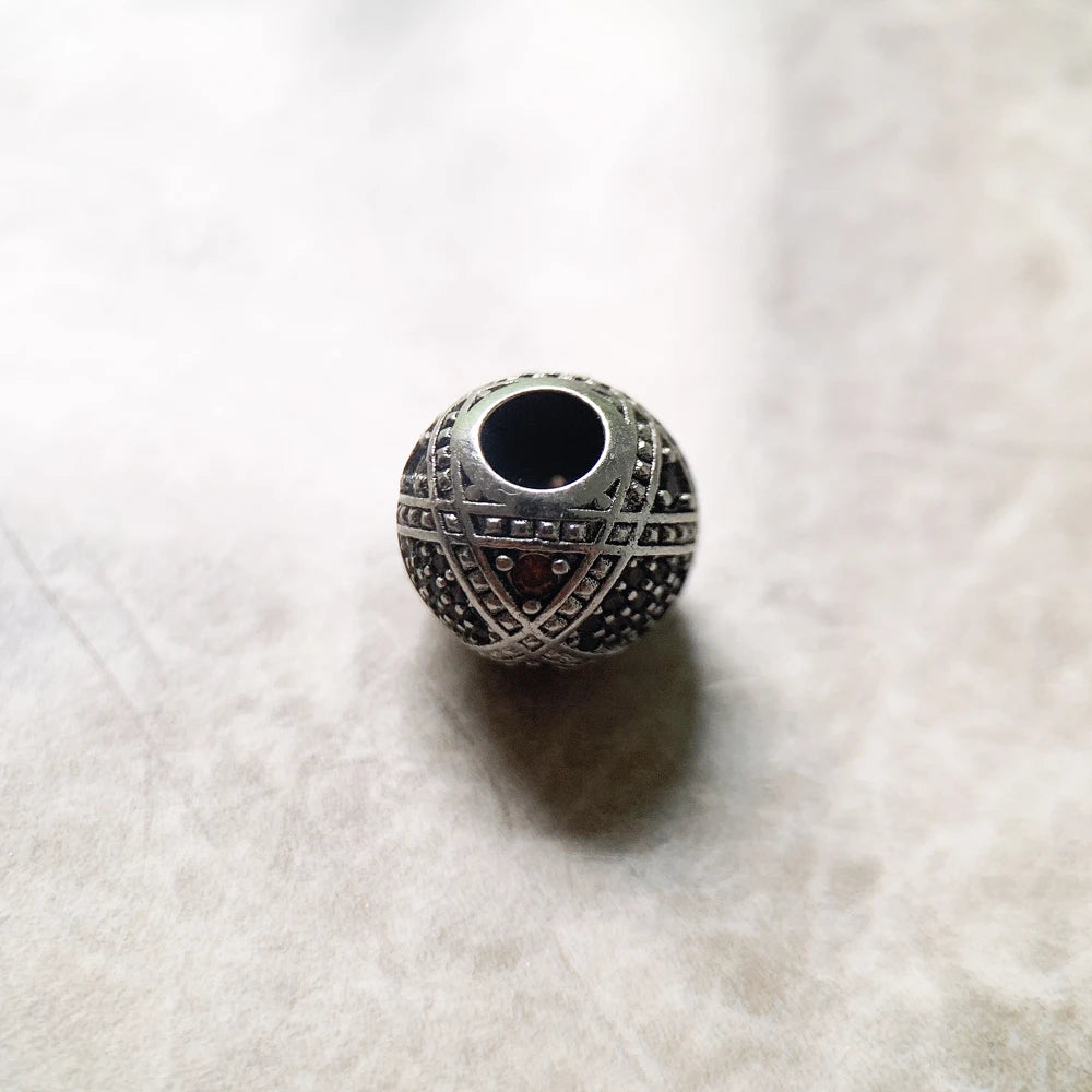 Silberne Charms-Perle mit schwarzem runden Einsatz und Zierraster