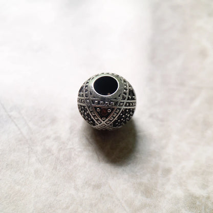 Silberne Charms-Perle mit schwarzem runden Einsatz und Zierraster