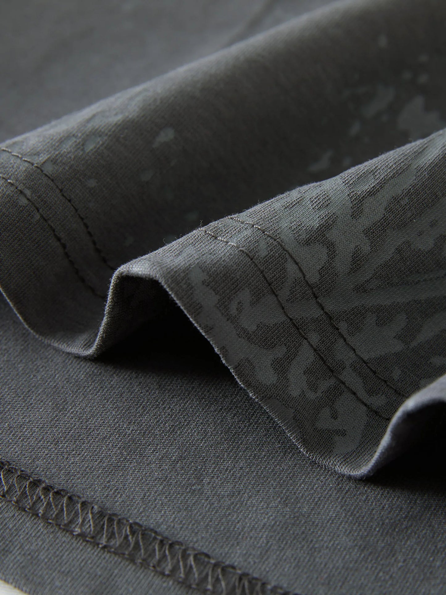 Damenbluse mit V-Ausschnitt und langen Ärmeln aus Jacquardstoff im chinesischen Stil mit Knopfleiste – in zwei Farben erhältlich.