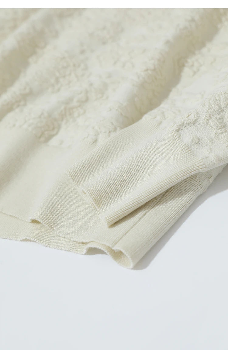 Cremefarbener Pullover mit langen Ärmeln und Rippbündchen, strukturierte Oberfläche