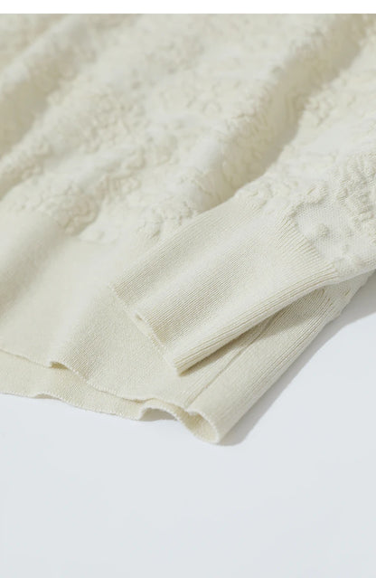 Cremefarbener Pullover mit langen Ärmeln und Rippbündchen, strukturierte Oberfläche