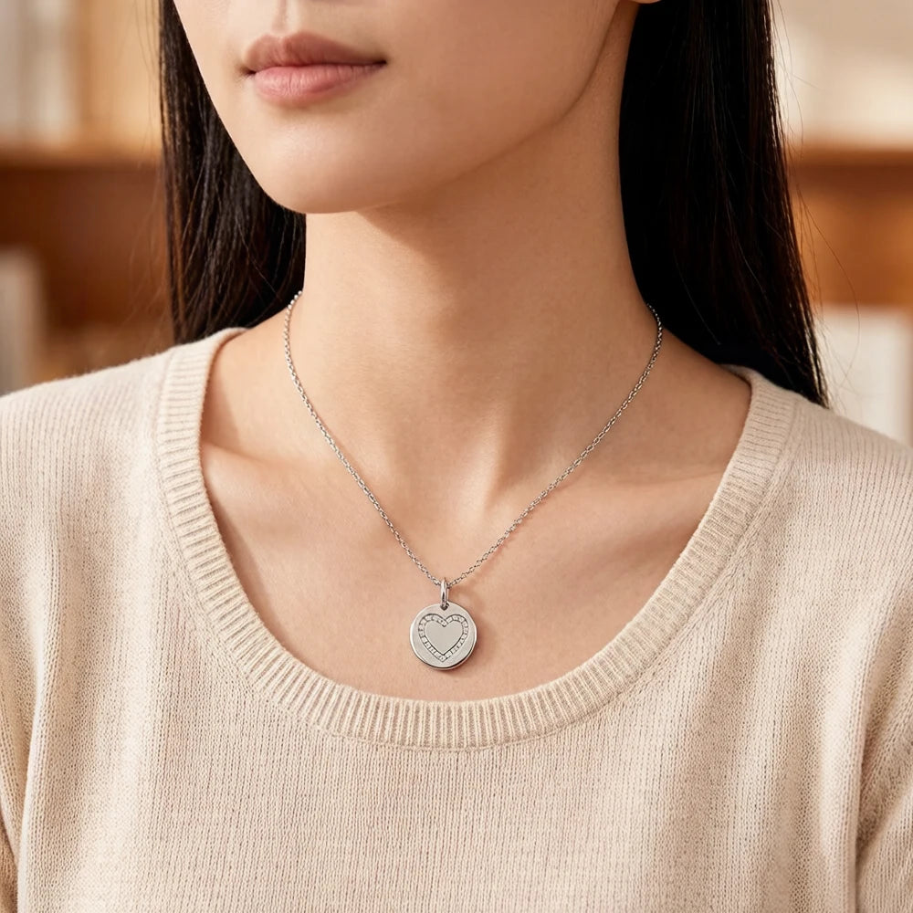 Herzanhänger aus Silber an feiner Kette, rundes Medaillon mit Herzmotiv