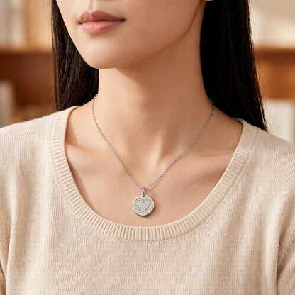Herzanhänger aus Silber an feiner Kette, rundes Medaillon mit Herzmotiv