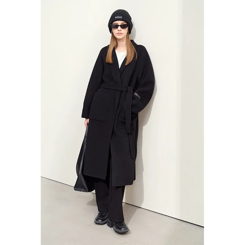 Damen Gürteljacke im minimalistischen Stil aus Wolle mit Taschen und V-Ausschnitt