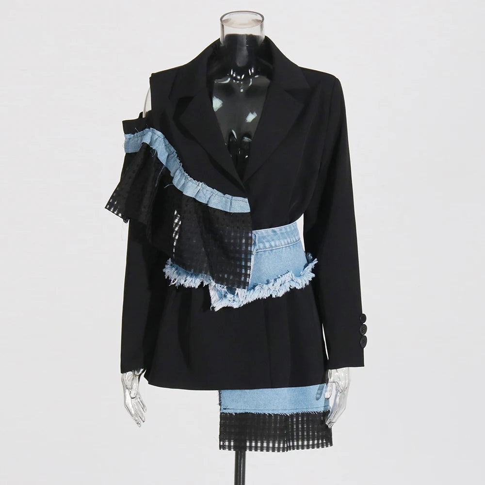 Ärmelloses Damen-Kleid mit Karree-Ausschnitt und Patchwork-Rüschen im minimalistischen Design – stilvoll und elegant.