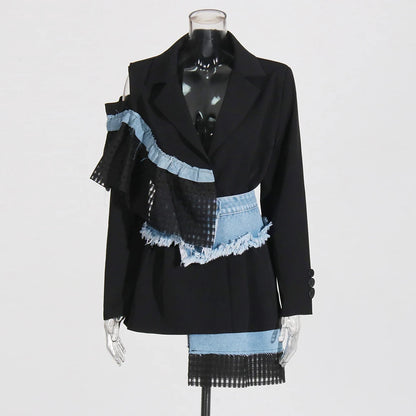 Ärmelloses Damen-Kleid mit Karree-Ausschnitt und Patchwork-Rüschen im minimalistischen Design – stilvoll und elegant.
