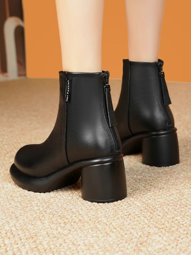 Schwarze Damen-Stiefeletten aus Leder mit Blockabsatz, breitem Absatz und hinterem Detail