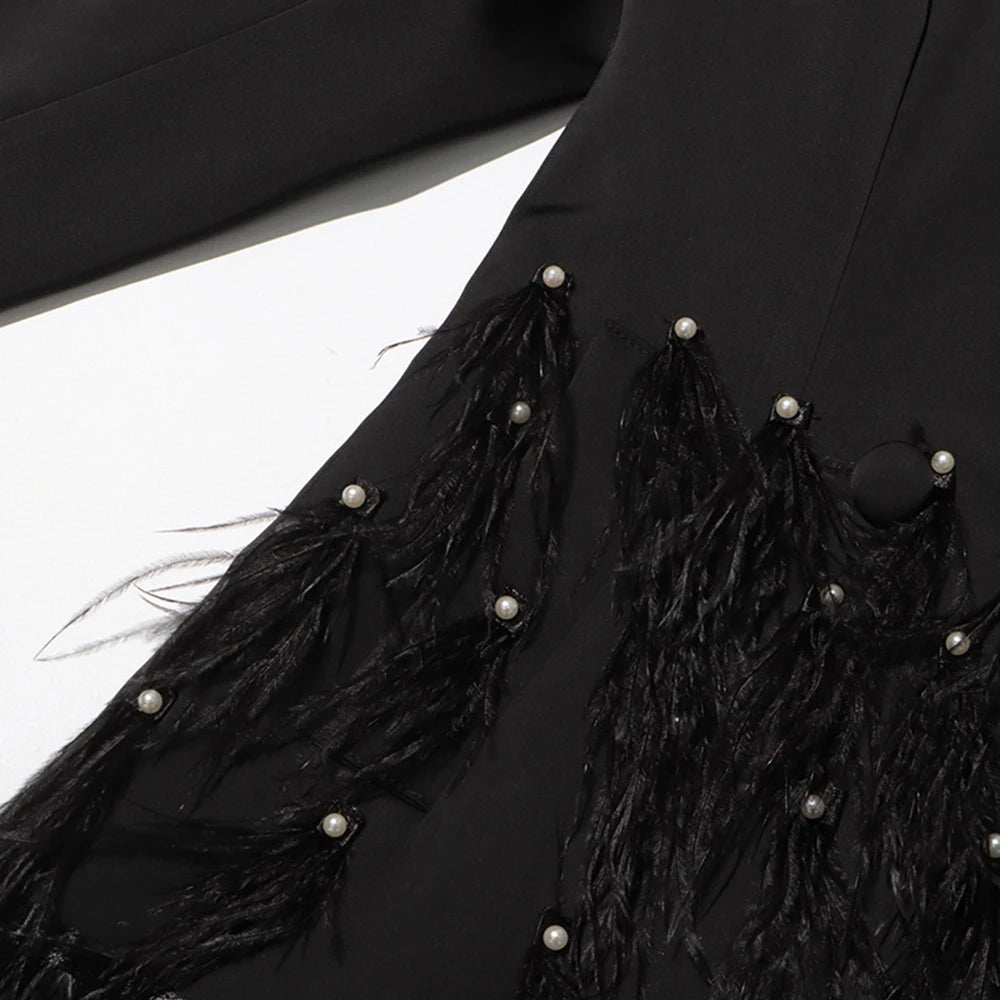 Elegantes Damenkleid mit V-Ausschnitt, kurzen Ärmeln und Perlenverzierung – figurbetontes Design mit Rüschen und Falten.