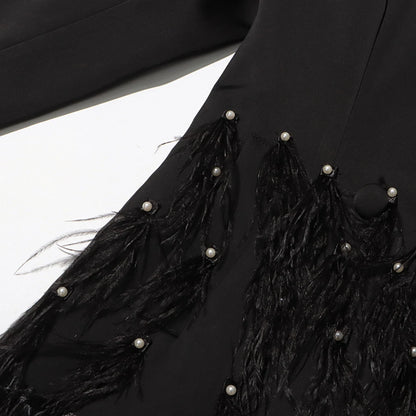 Elegantes Damenkleid mit V-Ausschnitt, kurzen Ärmeln und Perlenverzierung – figurbetontes Design mit Rüschen und Falten.